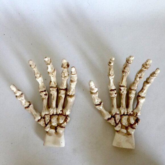 HALLOWEEN SKELETON HANDS HOLDING BLACK CERAMIC CAULDRON CANDY DISH / CUP SET - Picture 7 of 9